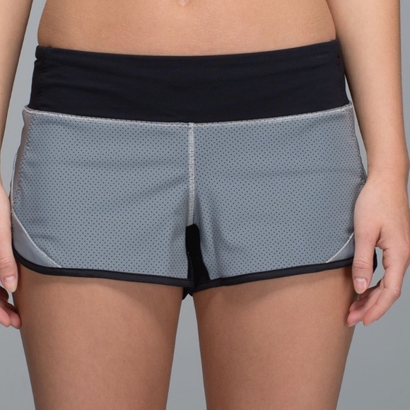 Special Edition Lululemon Run: Speed Short *Reflective, 2.5”2-Way Stretch Size 4 - Picture 3 of 12